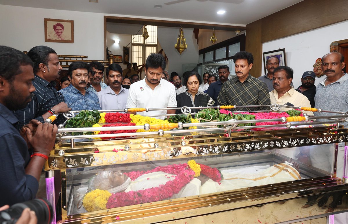 Udhaystalin's tweet photo. தமிழ்த்திரையுலகின் தனிப்பெரும் ஆளுமை ‘இயக்குநர் இமயம்’ பாரதிராஜா சாரின் திருவுடலுக்கு நீலாங்கரையில் உள்ள அவரது இல்லம் சென்று மாலை வைத்து அஞ்சலி செலுத்தினோம்.

சிகிச்சை முடித்து வீடு திரும்பியவர், எப்படியும் மீண்டு வருவார் என்று எதிர்பார்த்த நிலையில், அவரது மரணச் செய்தி இன்று காலை பேரிடியாக வந்தது.

முத்தமிழ் அறிஞர் கலைஞர் அவர்களின் பாசத்திற்குரிய இயக்குநர். நம் கழகத் தலைவர் அவர்களின் மீது மிகுந்த அன்பு கொண்டிருந்தவர்.

எளிய மக்களின் வாழ்க்கையை – உணர்வைப் பிரதிபலித்து, தமிழ்ச் சினிமாவில் புதுப்பாய்ச்சலை ஏற்படுத்திய பாரதிராஜா சாரின் மறைவு, கலையுலகிற்கு ஈடு செய்ய முடியாத பேரிழப்பு.

அரங்கிற்குள் இருந்த சினிமாவை வயல்வெளிக்கும் – கடற்கரைக்கும் – கிராமங்களுக்கும் எடுத்துச் சென்ற திரையுலக வித்தகர்.

எக்காலத்திற்கும் நிலைத்திருக்கும் படைப்புகளைத் தந்து, திறமையான கலைஞர்கள் பலரை தமிழ் சினிமாவில் அறிமுகப்படுத்திய பெருமைக்குரியவர்.

பாரதிராஜா சாரின் மறைவிற்கு எனது ஆழ்ந்த இரங்கலையும் - அவரது குடும்பத்தினர், ரசிகர்கள், நண்பர்கள் அனைவருக்கும் என் ஆறுதலையும் தெரிவித்துக் கொள்கிறேன். 

'என் இனிய தமிழ் மக்களே' என்ற மண் வாசனை மிகுந்த அவரது குரல் நம் செவிகளில் என்றுமே ஒலித்துக் கொண்டு இருக்கும். 

பாராதிராஜா சார், அவர் படைப்புகளின் வழியே என்றும் நம்மிடையே வாழ்ந்து கொண்டிருப்பார்.

#Bharathiraja