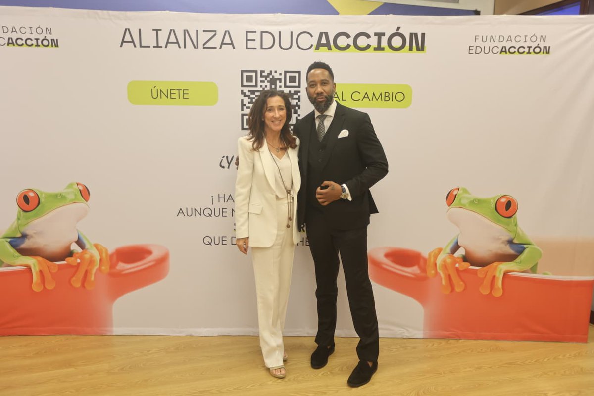 danirioboo's tweet photo. En el programa en inglés de @ree_rne hablamos de los cambios que @soniadiez_edu, presidenta de la Fundación EducAcción, y @NdabaMandela, presidente del Instituto Mandela para la Humanidad, desean ver en la #educación para adaptarla a los retos del mundo. -)https://t.co/GV8hq9EhZ3 https://t.co/NQzubo8N74