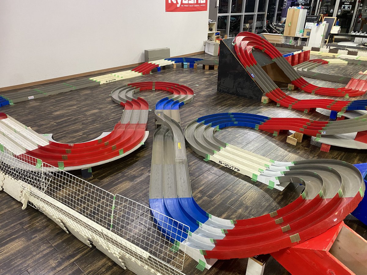 hangout_mini4's tweet photo. 本日6/21のステーションチャレンジのレイアウトに変更しております。
特殊セクションは当日設置しますが、バンクの抜けなんかは練習出来ると思います🤔
じゃんじゃん練習お待ちしております🙋‍♂️ https://t.co/v8Yg3ZY7yL