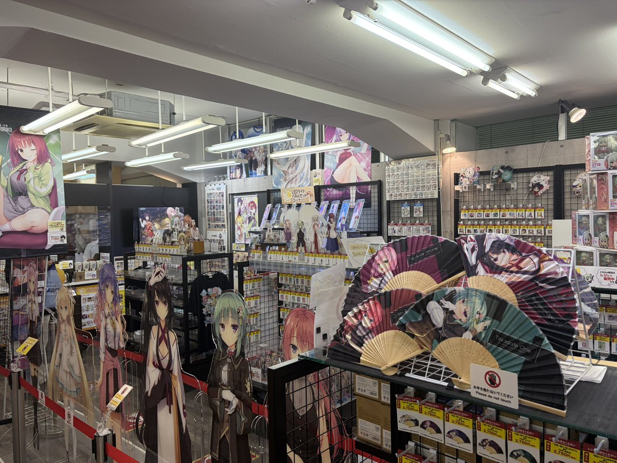 LIBIDO_tus's tweet photo. 【定例会報告〜秋葉原散策〜】
先日、初顔合わせをして秋葉原散策をしました。できたばかりのサークルですが4人も集まってくれて皆でゲームショップを巡ってゲームを購入し、ゆずソフトshopにも足を運びました。
その後今後の活動方針についての相談もしました。
これから精力的に活動していきます！ https://t.co/p3nkIYWJ36