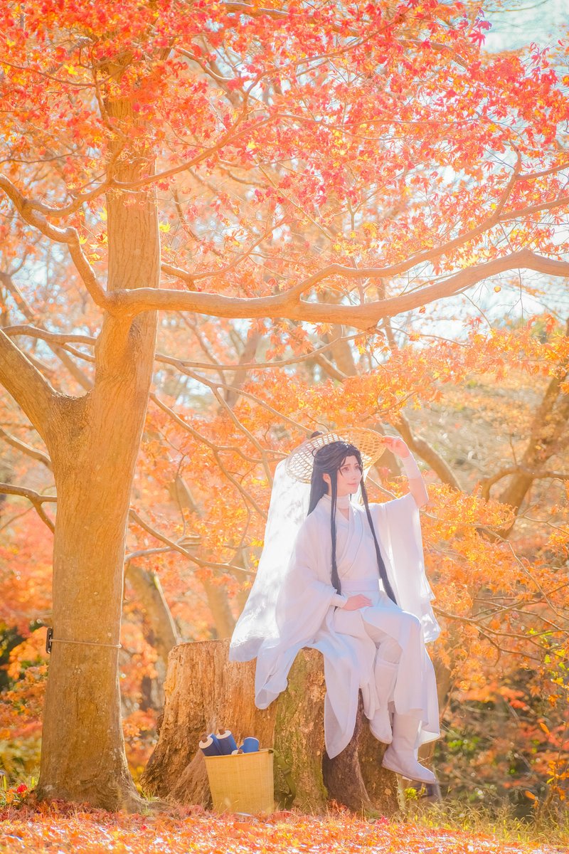 emuto33's tweet photo. 【cosplay】

　　　　　天官賜福

￣￣￣￣￣￣￣￣￣￣￣￣￣￣￣￣ 

 三郎  :@kimidori0438 
 謝憐  :  エム
Photo:@7aaaaaaachi0218
#花城0610生日快乐
#TGCF https://t.co/1ldKSfdabu