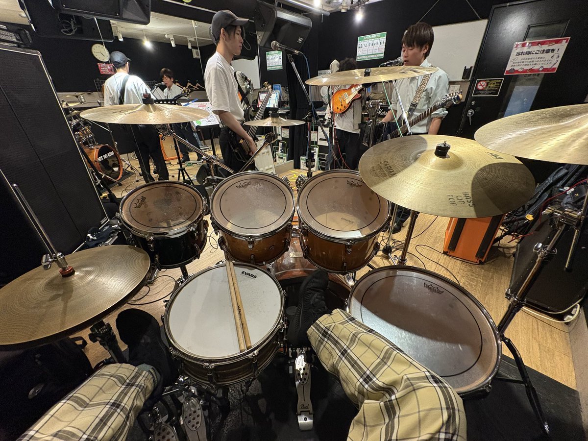 k_dot_katthin's tweet photo. 明日はアメ村DROPにてしるねば(@BitchEnds)にてちょいdkdkなドラムを叩いてきます。
僕は叩きませんが代わりに黒子ちゃんが叩いてくれます。
対よろとの事でした。 https://t.co/08ExKI1xqf
