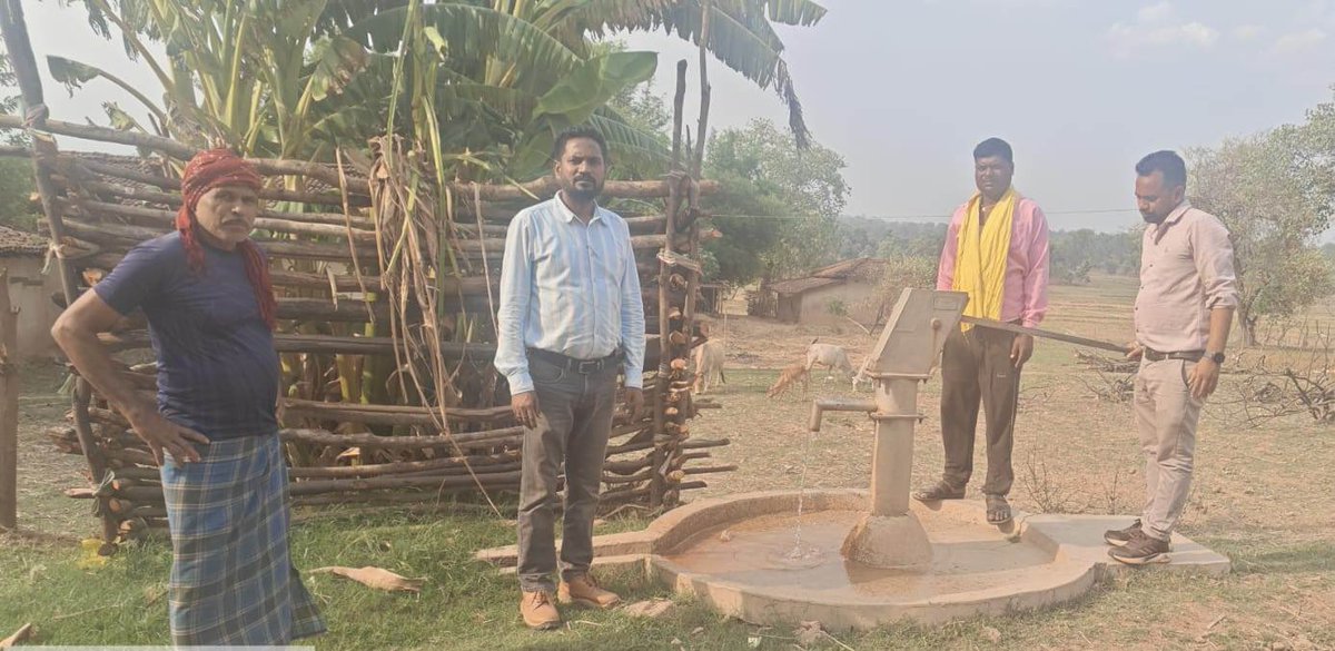 BalrampurDist's tweet photo. सोशल मीडिया शिकायत पर प्रशासन की त्वरित कार्रवाई

ग्राम डिंडों में पेयजल संबंधी शिकायत प्राप्त होते ही अधिकारियों ने मौके पर पहुंचकर निरीक्षण किया। ग्रामीणों की समस्याएं सुनते हुए पानी की गुणवत्ता जांच एवं आवश्यक निराकरण के निर्देश दिए गए।
 
#Balrampur #Jansamvad #GoodGovernance https://t.co/GL3qRIN6ZV