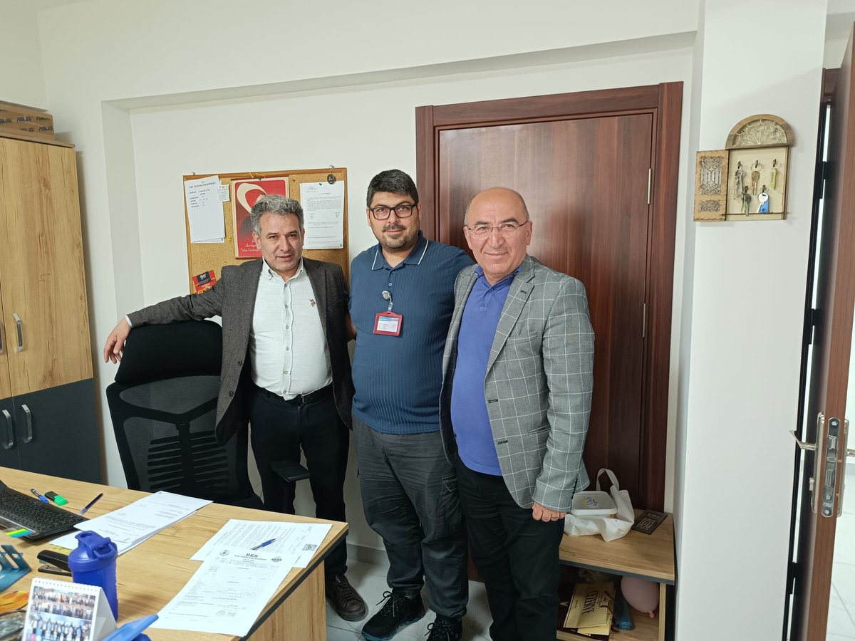 BES_Gnl_Mrk's tweet photo. 📢 Sendikanıza hoş geldiniz!

Aramıza yeni katılan büro emekçileriyle birlik ve mücadeleyi büyütüyoruz 👏🏼

İnsanca yaşayabilecek bir ücret ve emeklilik hakkı için seni de aramıza bekliyoruz ✊🏼

#BESeÜyeOl #KatılDeğiştirelim