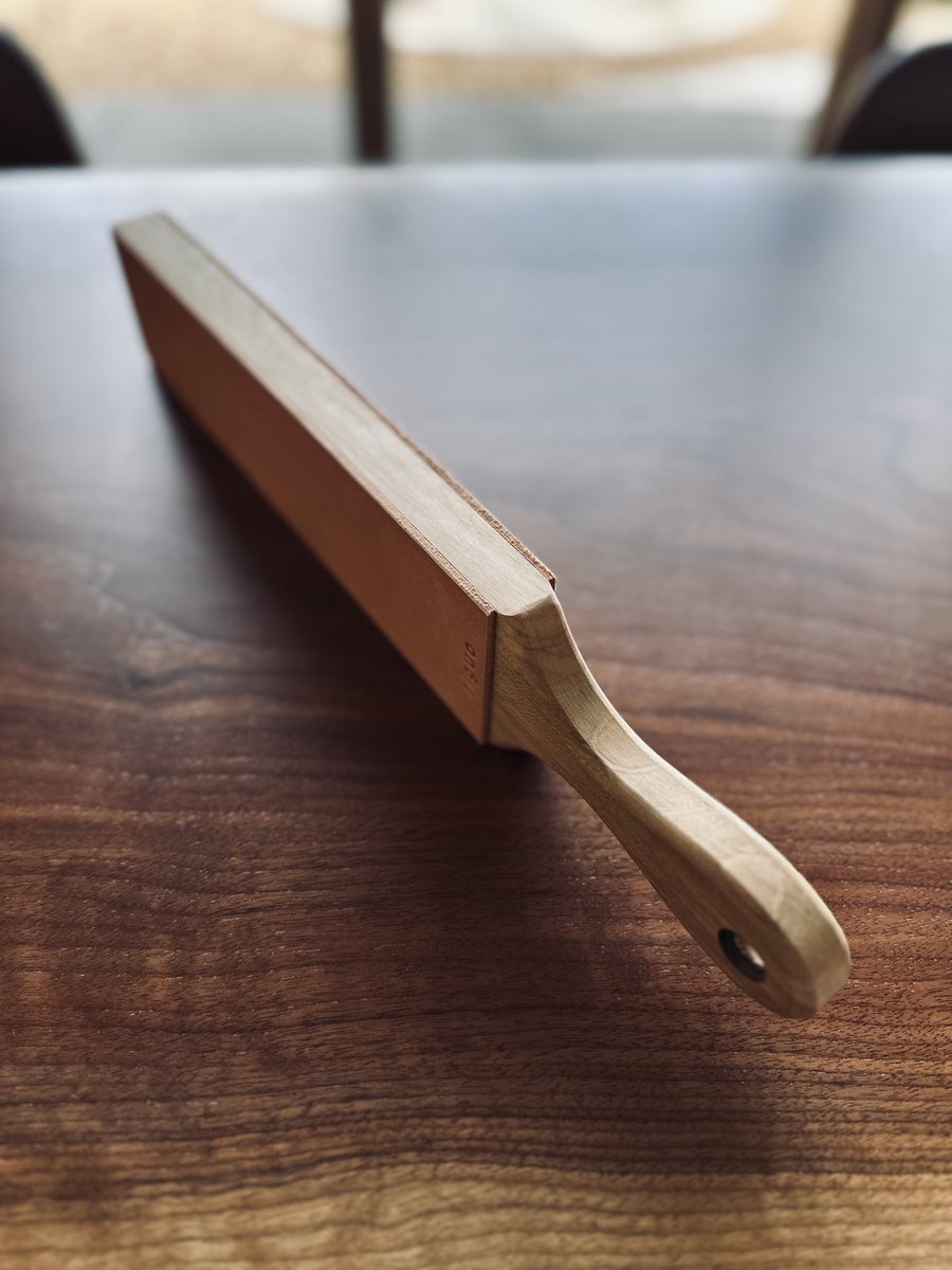 riguo_knives's tweet photo. riguo オリジナル パドルストロップ
Strop Leather “Model 1”
木工職人にて70mm厚の山桜でベース制作し、革職人にて1.5mm厚の本革を両面に貼り付けてました手作品
ナイフユーザーのマストアイテム
実店舗、WEBにて販売中
https://t.co/1We4MhFQnh
#riguo
#ナイフ
#strop
#革砥
#ストロッピング https://t.co/eTSEJ5iL4C