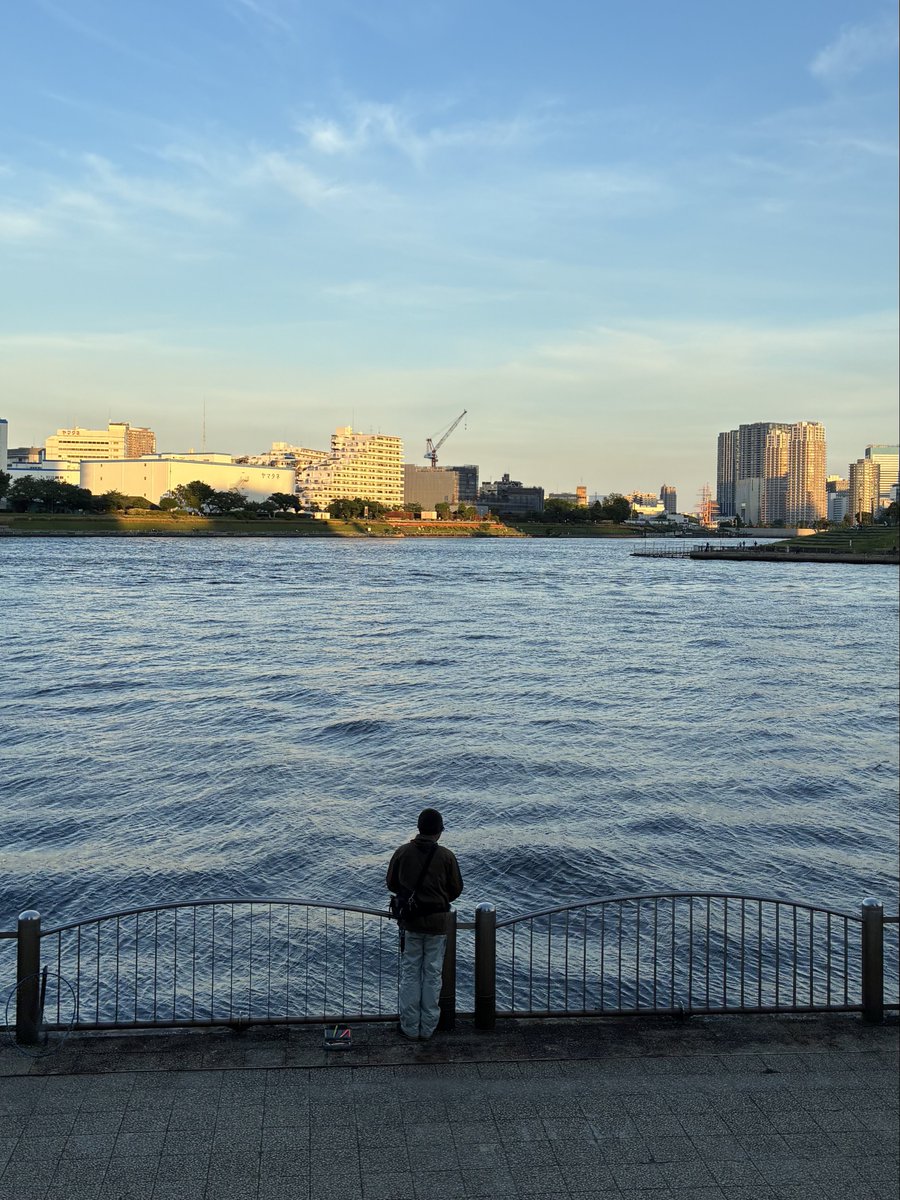 spicyjer's tweet photo. ชอบสวนริมแม่น้ำมาก มีคน มีสัตว์ มีพระอาทิตย์ตก มันฟรินอ่า 🌅🍃 https://t.co/StiTy1cvg1