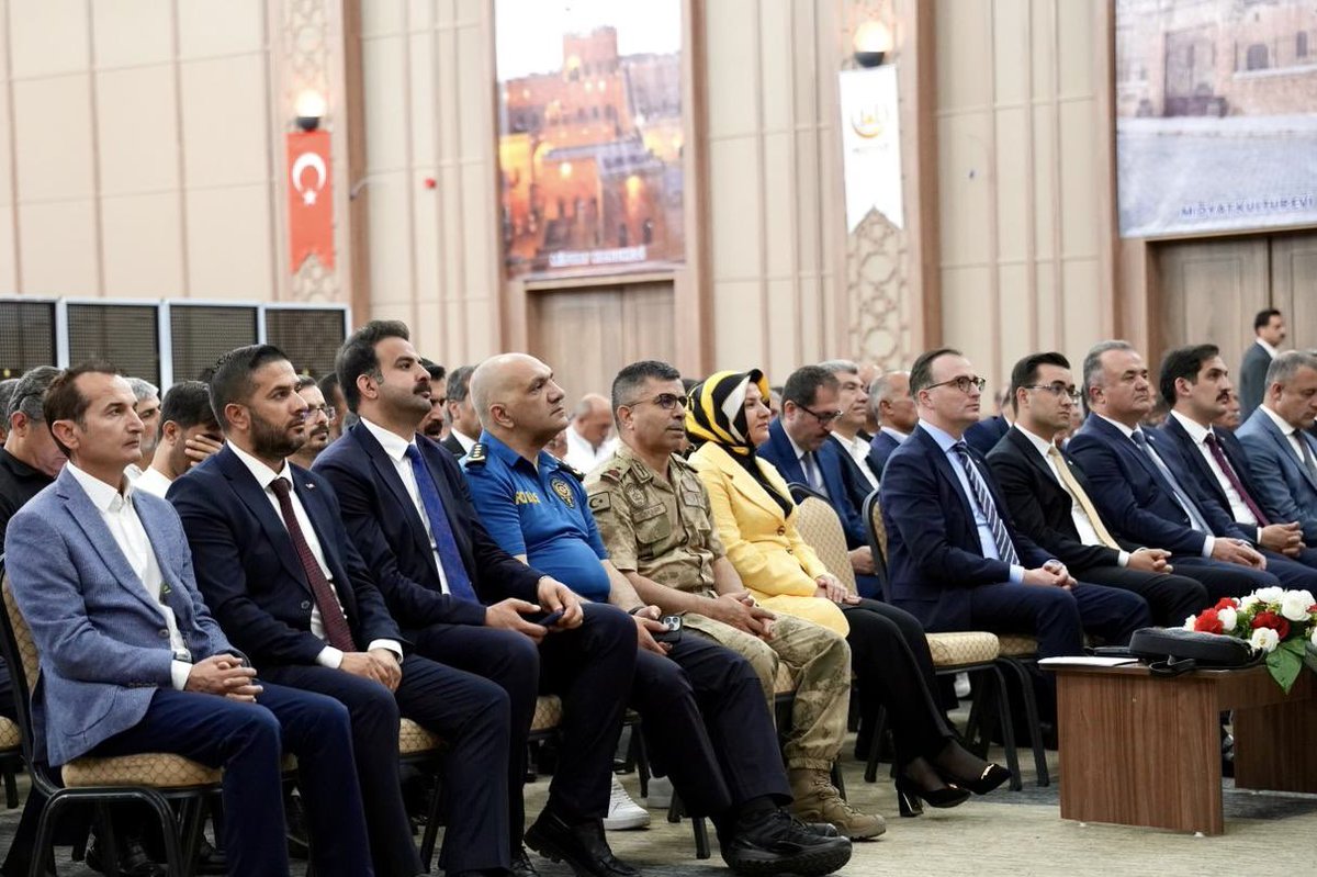 veysisahinn47's tweet photo. 📍Muhtarlar Akademisi / Midyat 

İçişleri Bakanlığımızın himayelerinde, Mardin Valiliği ve Mardin Büyükşehir Belediyesi iş birliğinde muhtarlarımıza yönelik düzenlenen “Mardin Muhtarlar Akademisi” programının 3. etabına, Midyat’ta ev sahipliği yapmaktan memnuniyet duyduk. 

Valimiz Sayın Tuncay Akkoyun, İçişleri Bakanlığı Muhtarlar Daire Başkanımız Sayın Suna Üstüner, Mardin Büyükşehir Belediyesi Genel Sekreteri Sayın Kemalettin Sakin, Midyat Kaymakamımız Sayın Mehmet Kaya, Dargeçit Kaymakamımız Sayın Muhammed Enes İpek, Gercüş Kaymakamımız Sayın Mehmet Zahid Uzun, kurum amirlerimiz ve kıymetli muhtarlarımızın katılımıyla gerçekleştirilen programda; yerel yönetimler ile muhtarlık müessesesinin önemi, vatandaşlarımıza sunulan hizmetlerin etkinliği ve kamu kurumları arasındaki iş birliğinin güçlendirilmesine yönelik konular ele alındı.

Yerel yönetimlerin en önemli paydaşlarından olan muhtarlarımızın bilgi ve tecrübelerinin geliştirilmesine katkı sunan Muhtarlar Akademisi Programı’nın hayırlara vesile olmasını temenni ediyor, mahallelerimize hizmet yolunda özveriyle görev yapan tüm muhtarlarımıza çalışmalarında kolaylıklar diliyoruz.