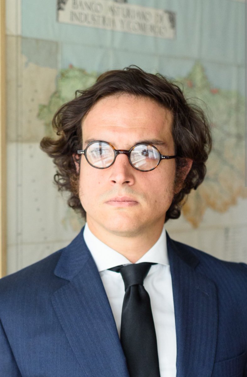 katacrowski's tweet photo. Cuando os entre la duda sobre a qué partido votar, pensad que con determinadas opciones, esto puede ser Ministro de Hacienda. #Frigodedo. https://t.co/LTk1lEL4Iy
