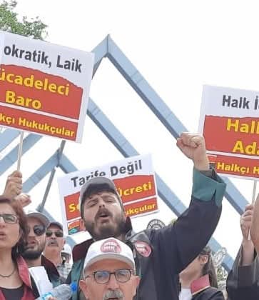 pinarakbina's tweet photo. Yoldaşım Av. Kerim Bütün @Kerimbutunn hakkında, 19 Mart sürecinde sosyal medya hesabından zenginlere yönelik yaptığı esprili paylaşımlar gerekçe gösterilerek ‘’Halkı Kin ve Düşmanlığa Tahrik’’ suçlamasıyla dava açıldı.

Bu dava AKP'gillerin hukuk bürosuna çevirdiği Yargı eliyle ülkedeki tüm muhalif, devrimci demokratik insanlarımıza susturma politikasının sonucudur.
Ama susturamazmar!
Avukatlığını büyük bir onur ile yapacağım Kardeşimin davasının ikinci duruşması 11.06.2026 (Yarın) tarihinde saat 10.30’da Bakırköy 26. Asliye Ceza Mahkemesinde görülecektir.

Bütün meslektaşlarımızı ve halkımızı dayanışmaya çağırıyoruz...