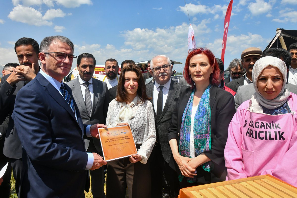 tcvanvaliligi's tweet photo. Çiftçilere 3 Bin Arılı Kovan Dağıtıldı 

Valimiz Sn. Ozan Balcı’nın katılımıyla düzenlenen törende, arıcılık projesi kapsamında 150 aileye 3 bin kovan dağıtıldı.

Gevaş-Gürpınar yol ayrımında yapılan dağıtım töreninde konuşan Valimiz, “Tarım ve hayvancılık faaliyetlerine önem veriyoruz. Bugün 150 ailemize 3 bin kovan dağıtıyoruz. Bu projemiz Van’ın arıcılığına büyük bir destektir. Projemizi daha da geliştireceğiz. Çünkü ilimizin arıcılığı önemli. Çok kaliteli ve meşhur balı var. Yerel imkanlarımızla kovanları dağıtıyoruz. 

Biz sadece arıcılığa destek vermiyoruz. Tarım ve hayvancılığı geliştirmek için çabalarımız var. 

Erciş yolunda 10 bin dönüm arazi üzerine Tarım Orman Bakanlığı ve Kırmızı Et Üreticileri Birliği ile ortaklaşa düve üretim merkezini kurduk. Büyükbaş hayvancılığı destekleyeceğiz. Projemiz kapsamında hedefimiz 40 bin düveyi çiftçilerimize dağıtmak ve hayvan ırkları ıslah etmek.

Gürpınar ilçemizde besi OSB’yi kuruyoruz. Koyunculuk projesi kapsamında 266 bin koyunu çiftçilerimize dağıttık. Meraları ıslah ediyoruz. Tarımsal sulama göletleri yapıyoruz. İnşaatları devam ediyor. Sulu tarımla verim daha da artacak. 

Çiftçilerimize buğday, arpa, korunga, yonca ve fiğ olmak üzere 11 bin 500 ton sertifikalı tohum dağıttık. Tarla yollarını yapıyoruz.

25 bin kanatlı hayvan dağıttık. Erciş ve Çaldıran ilçelerimizde jeotermal seralar kuruluyor. Hedefimiz projemiz kapsamında 5 bin dönüm alana seralar kurmak. 30 bin dönüme çilek seraları yapıyoruz. Bahçesaray’da alabalık yavru ve yumurta kuluçka üretim merkezi kuruyoruz. Avrupa’nın en önemli merkezlerinden biri olacak. Biz her zaman çiftçimizin ve üreticimizin yanındayız” dedi. 

Konuşmanın ardından, Valimiz çiftçilere kovanlarını dağıttı.

@valiozanbalci75