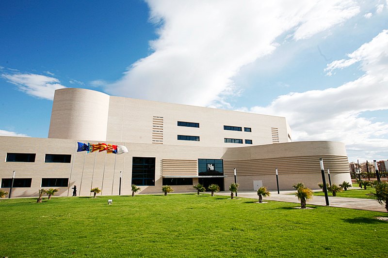 UniversidadMH's tweet photo. ⏳ Mañana, 11 de junio, finaliza el plazo para solicitar las becas UMH para financiar la matrícula del estudiantado de grado y máster oficial del curso 2025/2026.

💶 Estas ayudas consisten en la exención del pago de las tasas de créditos de primera matrícula para quienes cumplan los requisitos establecidos en la convocatoria.

ℹ️ Solicitud y más información: https://t.co/wnsHRZZBSr