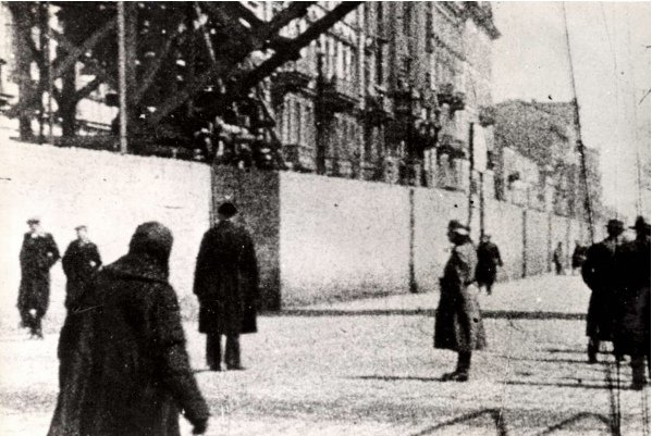 venadblue's tweet photo. Muro del gueto de Varsovia en febrero de 1943.

Lo bueno es que somos mejores, como humanidad, sobrepasamos ese momento en la historia, aprendimos de nuestros errores https://t.co/YKNGL6ponW