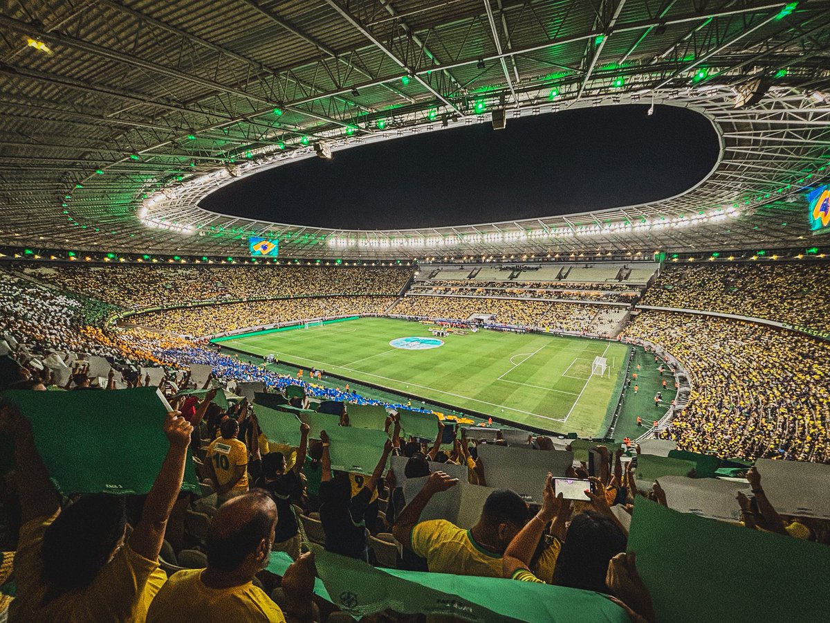 jayneefm's tweet photo. sensação muito massa ter assistido a seleção feminina de perto. não foi dos melhores jogos, mas foi uma experiência muito legal! ver a Marta entrando em campo é de arrepiar qualquer um… https://t.co/X6A69n7BFV