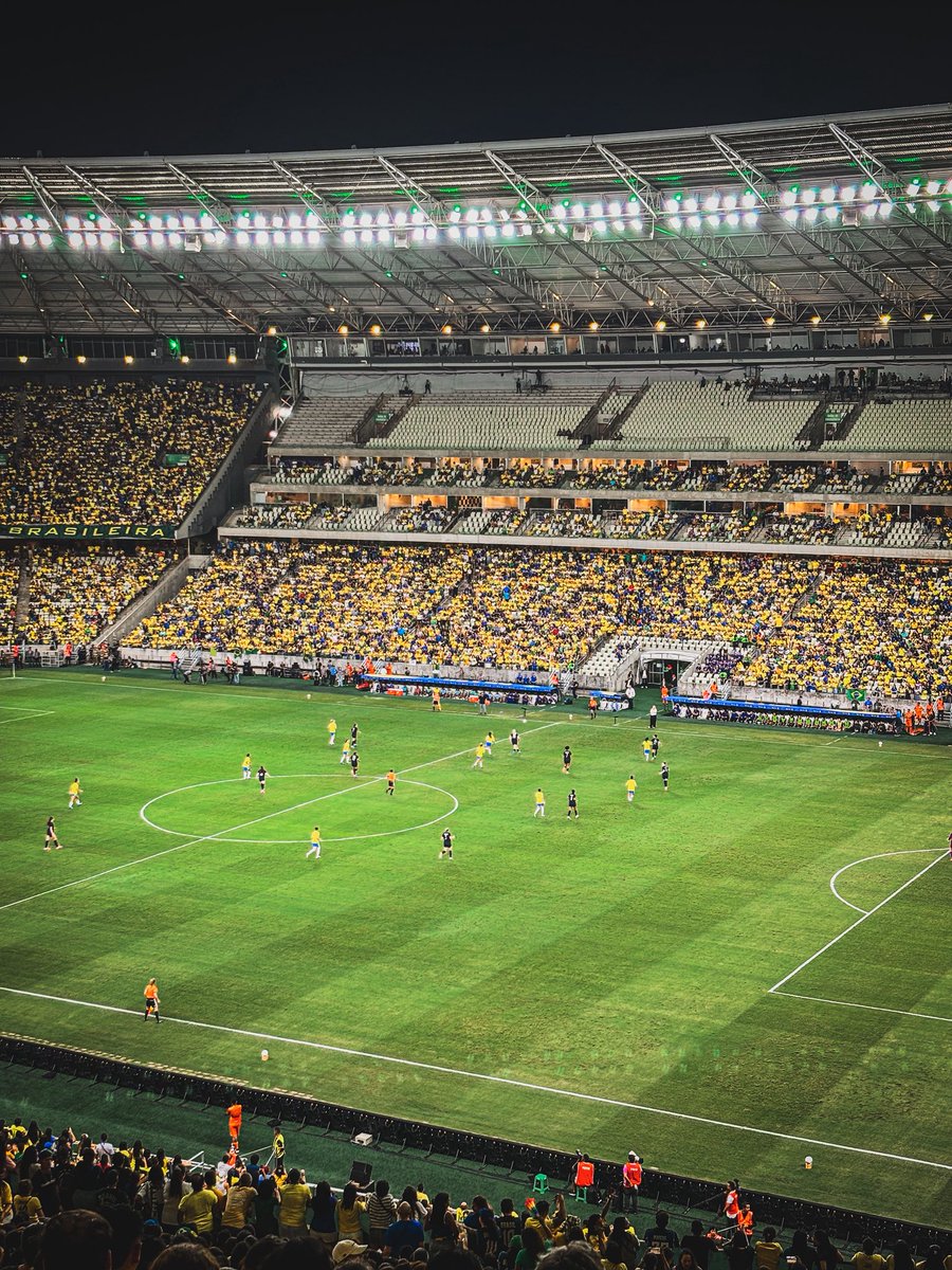 jayneefm's tweet photo. sensação muito massa ter assistido a seleção feminina de perto. não foi dos melhores jogos, mas foi uma experiência muito legal! ver a Marta entrando em campo é de arrepiar qualquer um… https://t.co/X6A69n7BFV