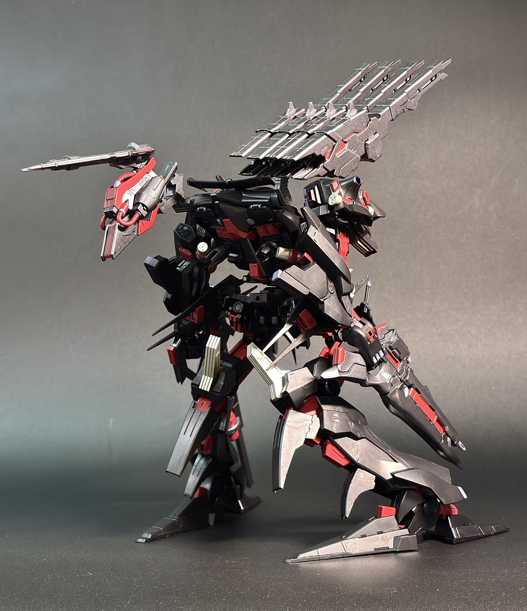 mentai_mayo107's tweet photo. アーマードコア・フォーアンサーより
「アンサング」完成しました‼️
腕部のストレート加工とゲーム内カラーで仕上げました(^^)
基本的に部分塗装のみでこのカッコ良さはマジでバグり散らかしてます
あとなんこの脚ｴｯｯｯｯｯｯｯｯｯすぎでは^q^
#アーマードコア　#コトブキヤ #ACfa https://t.co/TcwbZIYY5G