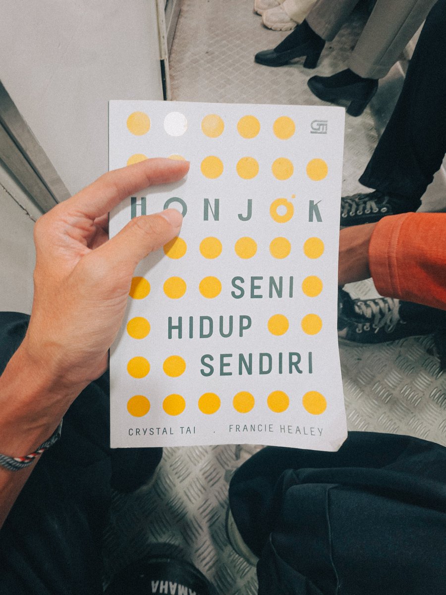 danskuss's tweet photo. Aku senang, akhir-akhir ini; orang-orang sudah mulai berani bercerita melalui #RandomVisual. Beberapa masih bercerita melalui foto, menarik. Sementara lainnya menuliskan secarik apa-apa yang bukan hanya dilihat mata, tapi juga dialami dan dirasakan.

Seperti tujuan awal, Bli Putera membuat #RandomVisual sebagai wadah untuk daily dump atau 'pembuangan' harian. 

Apa itu foto estetik dan editing; we do appreciate all photos without exceptional. Aku suka melihat hari-hari kalian yang 'mentah', riuh, tenang, kacau, lancar, chaos, apapun.

Terimakasih untuk terus aktif membagikan dan bercerita melalui #RandomVisual 

Mari saling membasuh dan memenuhi, satu dengan yang lainnya, ♡
_____________________

Apresiasi ini diketik diatas gerbong 4 Ekonomi Kereta menuju Stasiun Sidoarjo sambil berdiri, karena tadi ada Ibu-ibu paruh baya (morelike nenek-nenek) yang kebetulan tidak mendapatkan kursi, dan kebetulan juga saya di dekat beliau~ 😁

Makin berasa anak kereta nih kalo dapet kursi spesial di lorong persambungan antara 1 gerbong dengan gerbong lainnya 😂