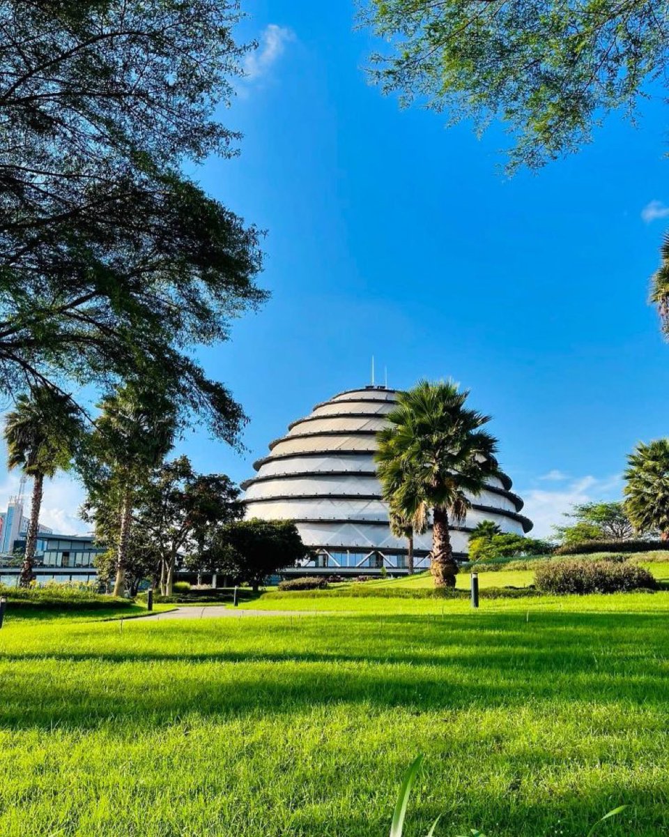 LawyerMuramira's tweet photo. 3 things to know about Rwanda visas:

1⃣Visa on arrival for ALL nationalities AU/Commonwealth/Francophonie get 30 days free, EAC citizens 6 months free

2⃣ Only 5 days' grace after expiry  then penalties apply

3⃣ Apply yourself. Tourist visa ≠ work permit

#VisitRwanda #Travel https://t.co/dZ0MSeqTXm