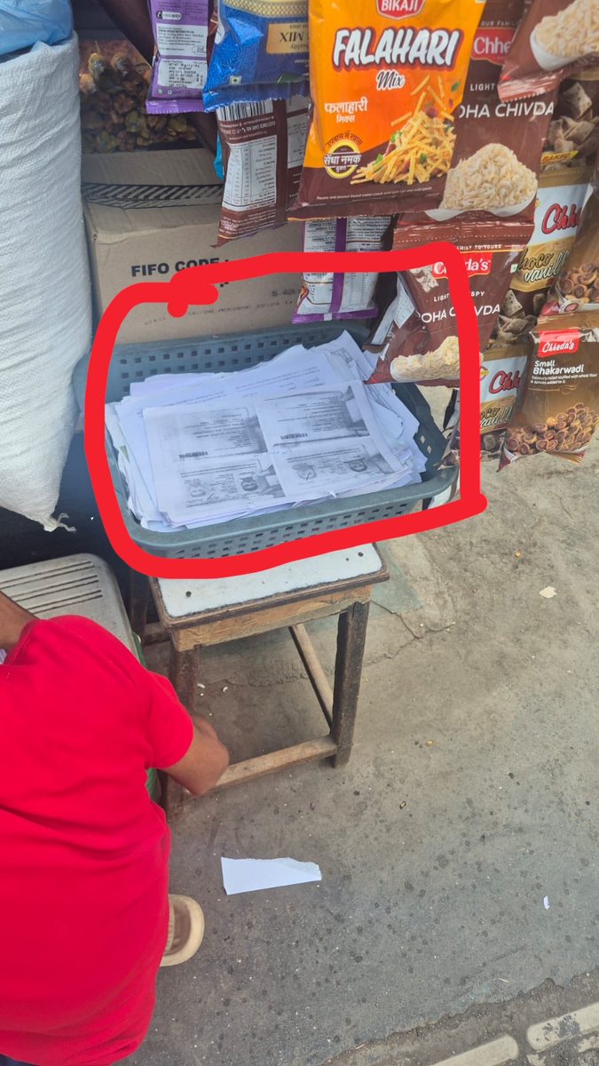 1908Mehta's tweet photo. Serious concern at Grant Road Station, Platform 2/3. Rail Aahar stall is reportedly serving bhel using xerox copies of citizens’ passports/documents as wrapping paper. Kindly investigate and take necessary action. @drmbct @WesternRly @crpfindia @passportsevamea @AshwiniVaishnaw https://t.co/ourvpoBTrL