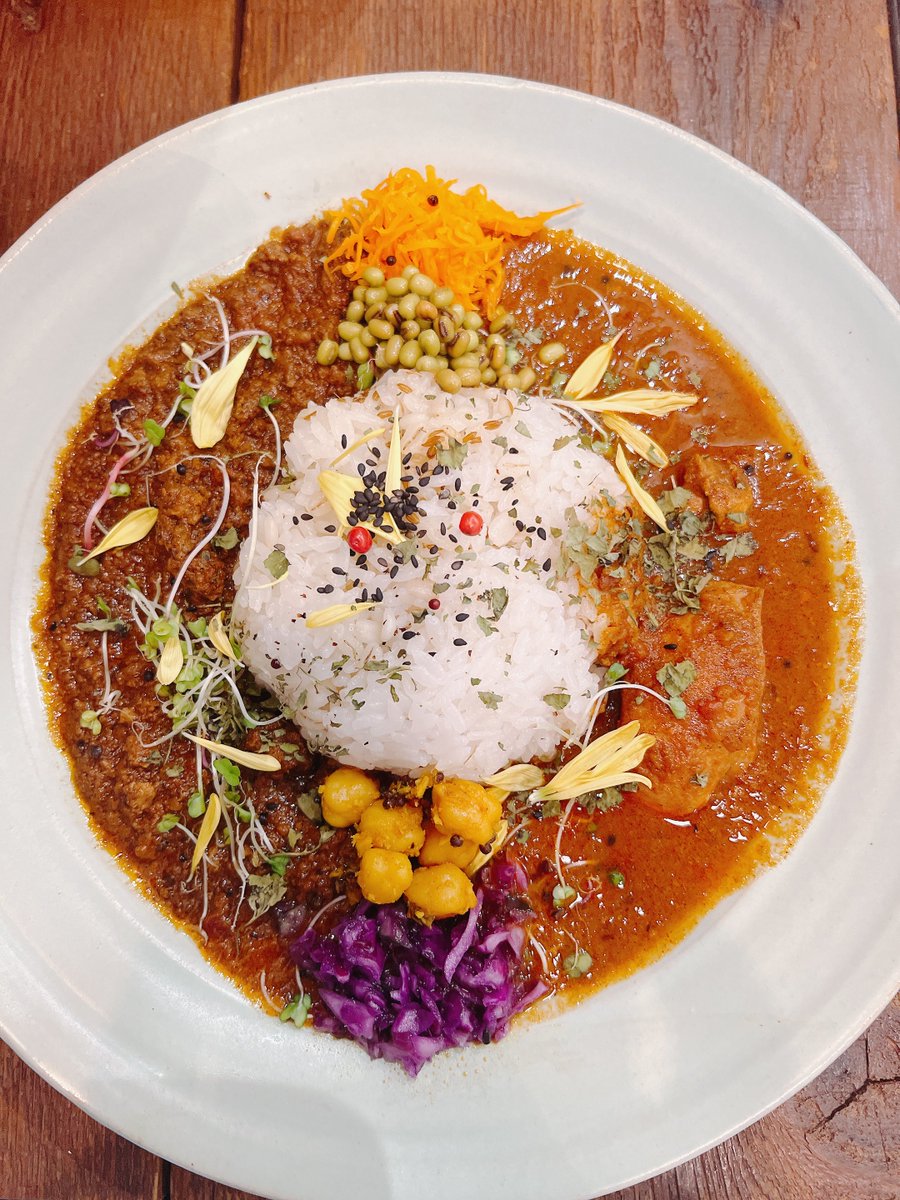 Gingiro_X's tweet photo. ▍ カレーの惑星   |  下北沢
■ メニュー ： 2種盛り
■ カレー　 ： こく旨惑星チキンカレー  |  スパイシー麻婆キーマカレー

【メモ】 麻婆キーマ美味かったけど、もっとクセ強くてもいいと思う #カレーの惑星 #ぎんメシ https://t.co/CLOsC9pHN7