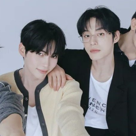sumi_9801's tweet photo. 오늘 뜬 단체사진에 즁빈이 계속 붙어이쓰요 https://t.co/yXle2RGpNs