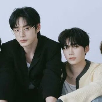 sumi_9801's tweet photo. 오늘 뜬 단체사진에 즁빈이 계속 붙어이쓰요 https://t.co/yXle2RGpNs