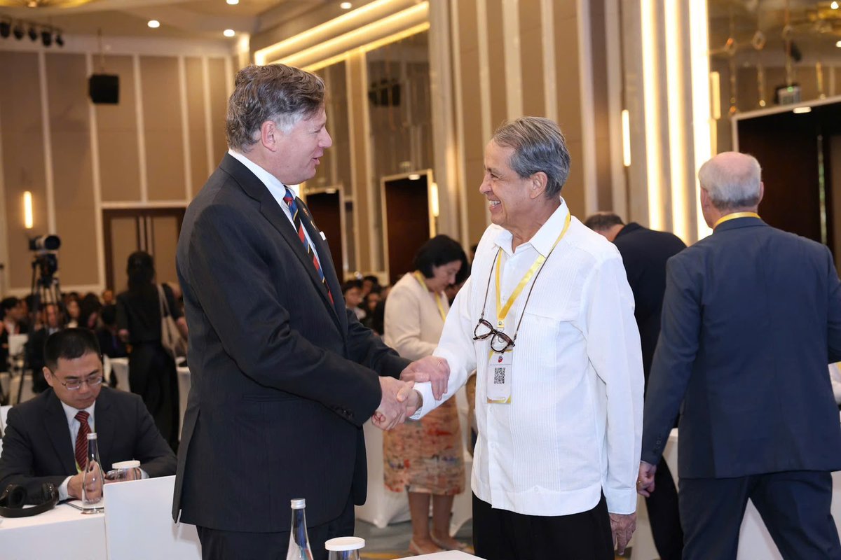 EmbaMexVN's tweet photo. En el marco del “ASEAN Future Forum 2026”, en Hanoi, el Embajador de México, Emb. Alejandro Negrín, saludó hoy (10.jun) al Secretario de Estado Adjunto de Estados Unidos, Christopher Landau, ponente en ese foro. https://t.co/GAekvATxk6