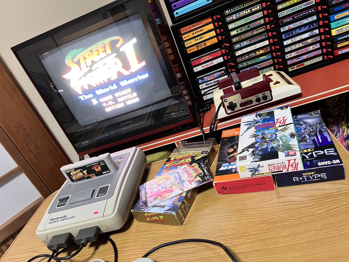 Nakamutter's tweet photo. ストⅡ発売日のあの瞬間を再現（実際はなんかバズーカーかなにかの２５インチの黒いでっかいテレビだったけどｗ）
中２のときに夢中になって遊んだゲームが、まさか５０近くになっても持ってるとか夢にもおもわないよね！ https://t.co/QSS2Lt6vPz