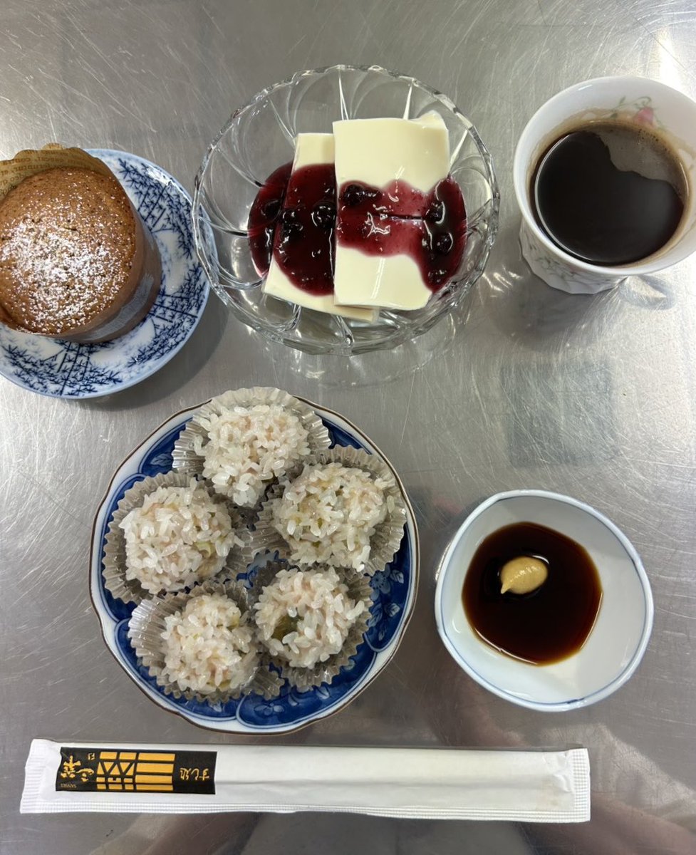 kamesikyo's tweet photo. 視覚障害者を対象とした市教育委員会事業 ふれあい学級 料理教室で
肉団子のもち米蒸し
人参ケーキ
��乳プリンブルーベリーソースがけ
を作りました

指導いただいた竹岡順子先生が全ての料理の調理の流れを最初に説明してくださったことで、イメージができ段取り良く作業できました

ご馳走さまでした https://t.co/8bVqP0O5px