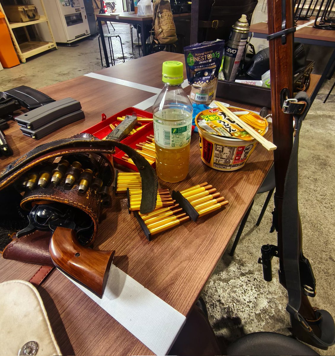 chuin24's tweet photo. 今日のサバゲにダブルベルのモシンナガンを投入

何度も玉詰まり、カート破損でゲーム中に分解して謎の緊張感で面白かった←

敵の足音がするのにジャムったりボルト外したりしてる瞬間の焦りがたまらなくてもう https://t.co/h0sfkp2bky