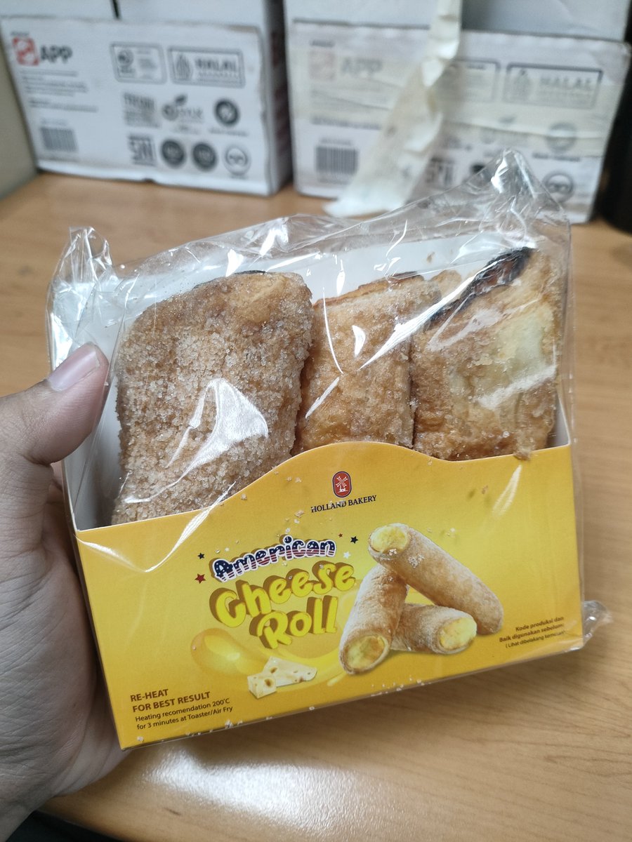 thenavanzini's tweet photo. kalian pernah beli ini di holland gasih, DEMI APAPUN INI ENAK PARAH AJGGGG NGALAHIN SEMUA DESSERT YG ADA DI DUNIA😭😭😭😭😭😭 UDH BERAPA KALI REPURCHASE, PLIS @hollandbakery ENDORSE GWEH https://t.co/jEK2gOd7Sq