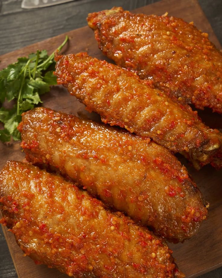 ossaivictor1_'s tweet photo. restaurants only sell Turkey wings, what about the other part? 

I've never seen anybody eating or posting any other part except the wings, why? https://t.co/IUo8fBUcDx