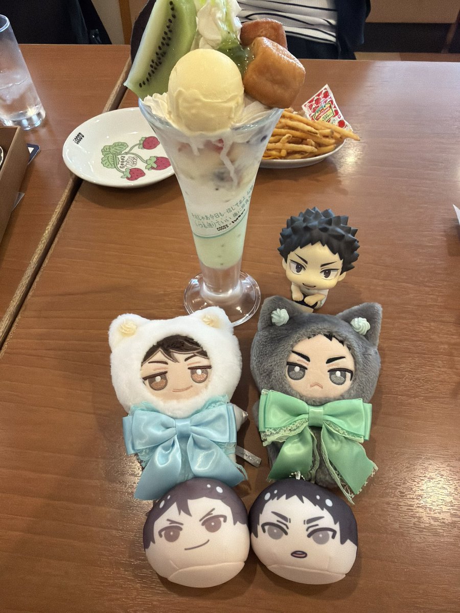 itchichi22's tweet photo. 岩ちゃん誕生日おめでとう🎂🎈
ジャンショ行ってココスにも行ってきた！
推しの誕生日にコラボ店に行けるって幸せ🤭✨
クリアファイルチャレンジしまくってお腹いっぱい…。
コラボフードめちゃくちゃ美味しかった〜。 https://t.co/hlXThNr4rV