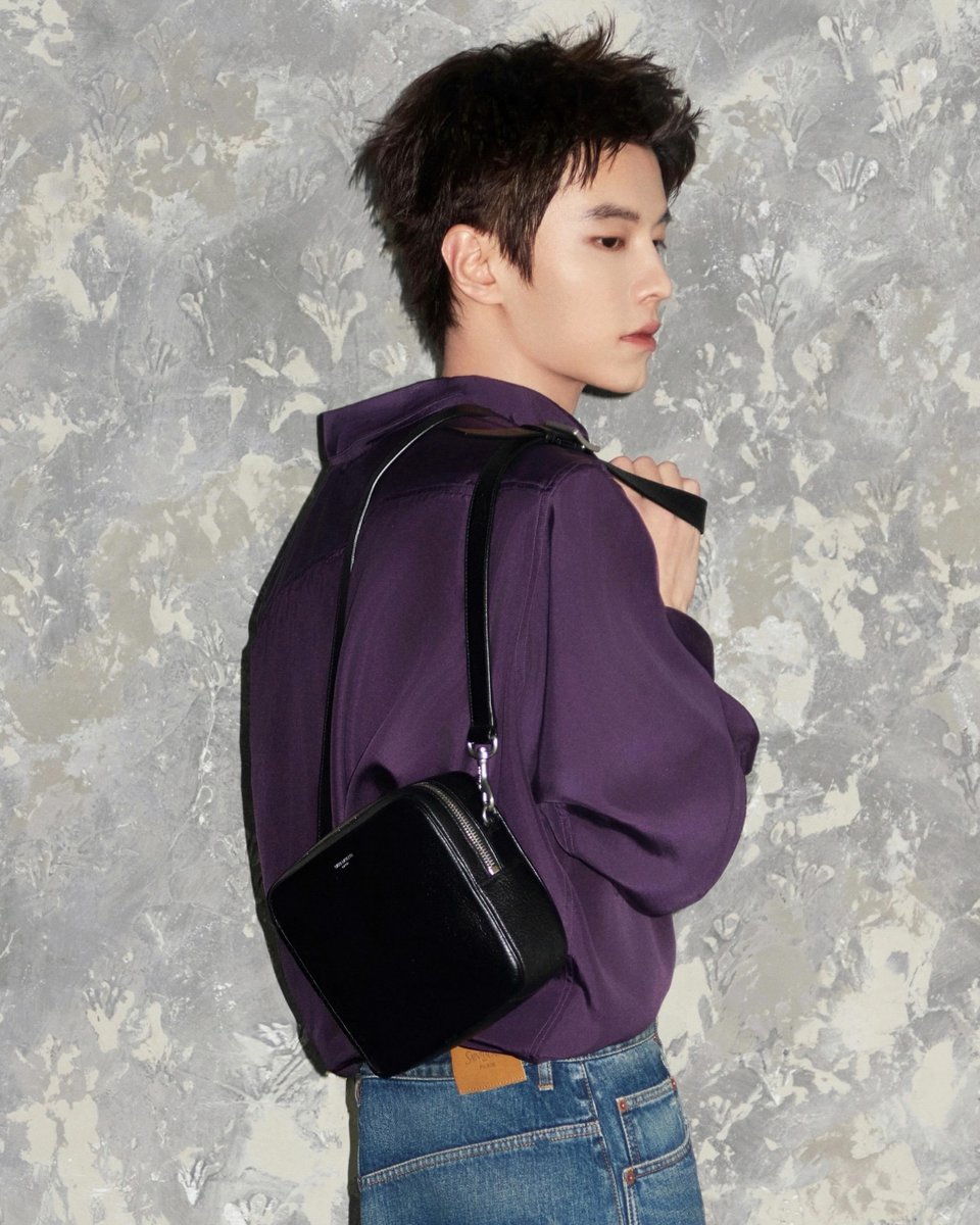 ar_worlds's tweet photo. 🦈 1k_happy insta update !

🔥🔥🔥🔥

Heyu looks sporty and casual, looks so handsome, this style really suits him 
#何与 #HeYu https://t.co/w4edEMs9x6