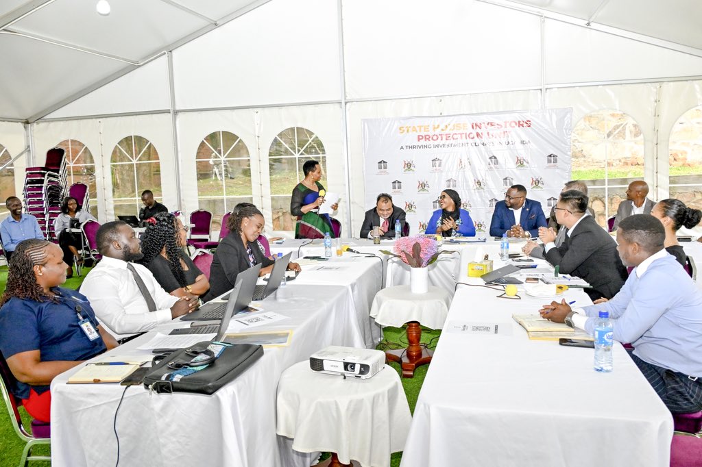 ShieldInvestors's tweet photo. JUST IN:

Hon. Hajjat Amina Mukalazi - Minister of State for Finance @mofpedU and SPA @SH_LocalContent joins Col. @edthnaka for an investment engagement aimed at bridging policy and production.

#EmpoweringInvestors https://t.co/4ixSGxK6tx