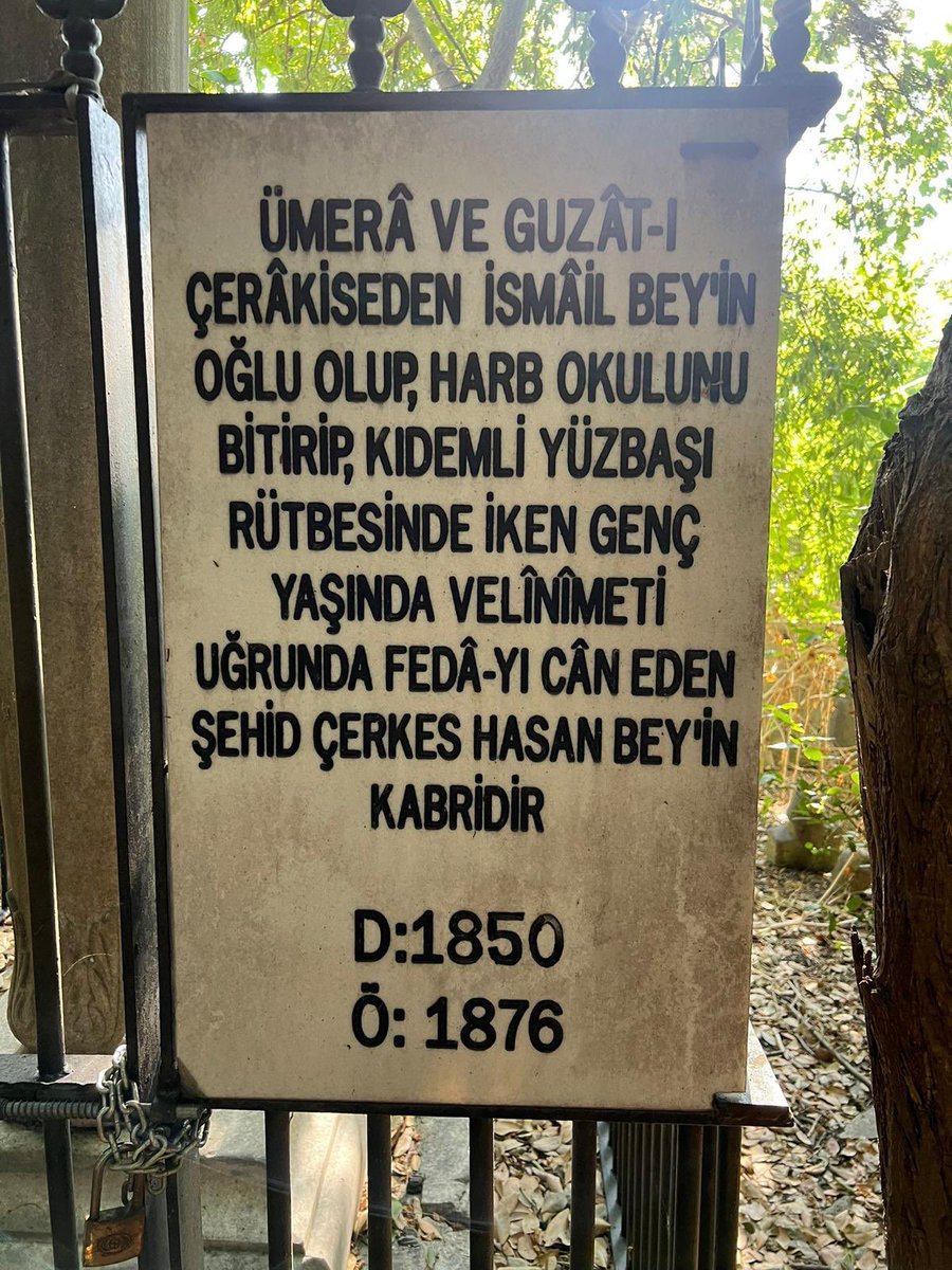 halil_konakci's tweet photo. Sultan Abdülaziz han https://t.co/qpymSsHNM6 darbeyle tahttan indirip şehid eden vatan hainlerinden merhum Sultanın intikamını alan ve bu uğurda idam edilerek şehid olan 26 yaşında bir kahraman “YÜZBAŞI ÇERKES HASAN”ın İstanbul Edirnekapıda ki kabri. 

Sultan Abdülhamid han hz.leri tahta çıkınca Çerkez Hasan’ın asıldığı ağacı Beyazıd meydanından söktürüp şehidin kabrini yaptırıyor.

Ruhu için el-Fatiha…!!!