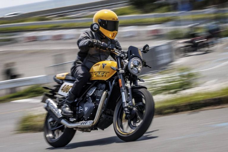 PutiMotor's tweet photo. トライアンフ「トラッカー400」試乗

見た目を裏切るスポーティーなポジションで、切り替えしが楽しい

大げさな体重移動がなくても、ハンドル操作に機敏に反応してひらひらと旋回

身長165cm/体重50kg

【車重/シート高/タンク/出力/価格】
173kg/805mm/13L/42ps/809,900円

https://t.co/jGH4XDZdjc https://t.co/9kKI6dcdNz