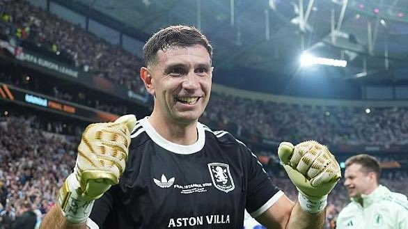 TotalVilla_'s tweet photo. 🚨 Emi Martinez has accepted Juventus. Aston Villa are open to a move and are asking for €15m but Juventus are trying to find a deal under €10m

He needs to agree on small bonuses but there’s an understanding of a deal until 2029

✍️-[@MatteMoretto via @Guidolino8] #avfc https://t.co/CZF7NEzydG