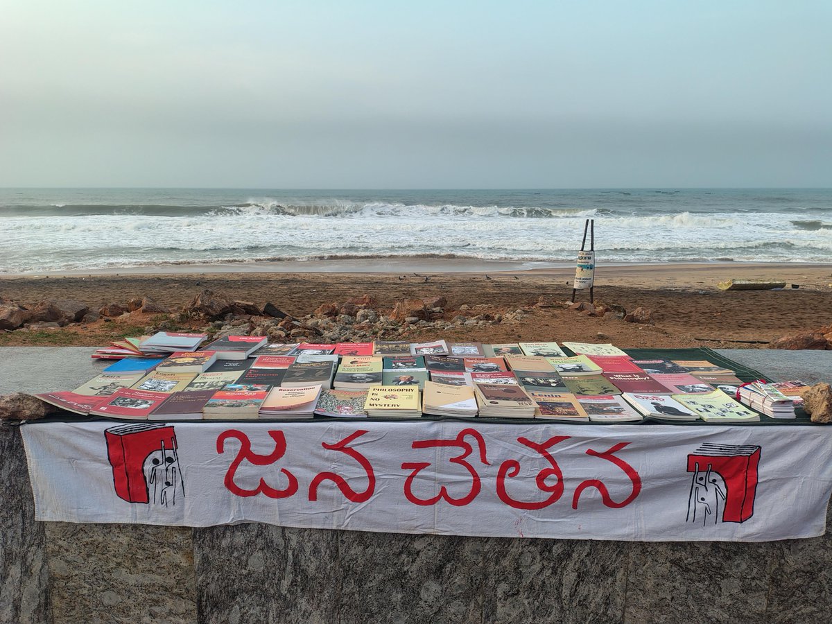 JanchetnaAP's tweet photo. జూన్ 9, మంగళవారం ఉదయం విశాఖపట్నంలోని ఆర్కే బీచ్ వద్ద జన చేతన పుస్తక ప్రదర్శన నిర్వహించింది. ఉదయం వాకింగ్ చేయడానికి వచ్చిన వారు పుస్తక ప్రదర్శనలో ఉంచిన మార్క్సిస్టు క్లాసిక్స్, ఇతర పుస్తకాల పట్ల ఆసక్తి కనబరిచారు.
1/4 https://t.co/KCsFqBJUQH