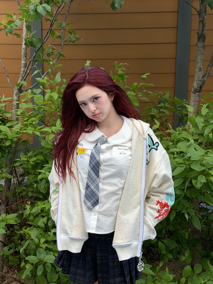 chiyeonverse's tweet photo. Ahyeon commented on Canny's weverse post

"The hoodie is cute"

The hoodie or the person wearing it? 😌 https://t.co/PPxAw3Rs1E