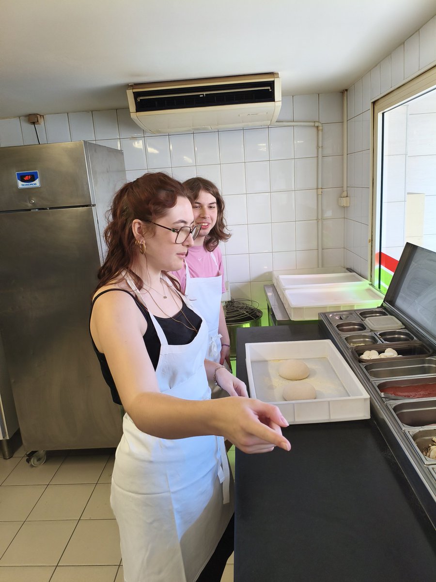 Coach_Kaffeine's tweet photo. Elles voulaient manger des pizzas, elles les ont faites elles même!! #azwin https://t.co/FE7IEGTMr2