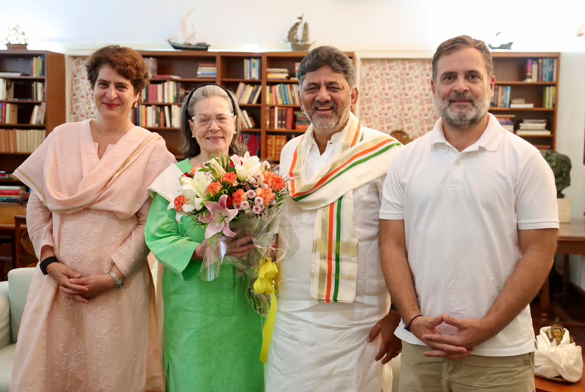 srinivasiyc's tweet photo. Karnataka Chief Minister Shri @DKShivakumar met CPP Chairperson Smt. Sonia Gandhi ji, LoP Shri @RahulGandhi and Congress General Secretary Smt. @priyankagandhi ji at 10 Janpath, New Delhi. https://t.co/LaeOTDTBKU