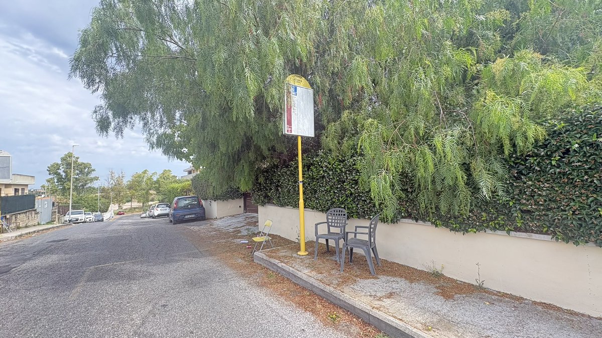Marcopalmaxv's tweet photo. Oggi sono tornato a Via Senorbi - quartiere spallette . A distanza di mesi e di interrogazioni nulla di  nuovo. I cittadini alle fermate atac hanno portato le sedie  anche per i bambini. #atac @TgrRaiLazio @tempoweb @rep_roma @IlMsgitRoma @leggoit @corriereroma @AnsaRomaLazio https://t.co/nBx9ZK5JNX