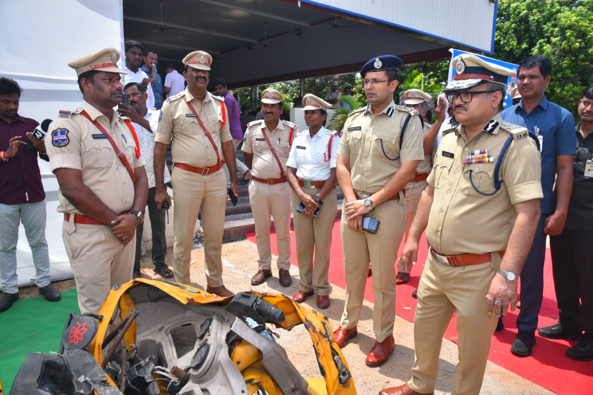 warangalpolice's tweet photo. ప్రజల భాగస్వామ్యంతో రోడ్డు ప్రమాదాల నియంత్రణ సాధ్యం
-ఆపరేషన్స్ డీజిపీ అనిల్ కుమార్.

ప్రజల భాగస్వామ్యం, సహకారంతోనే రోడ్డు ప��రమాదాలను నియంత్రించగలమని డిజిపి అనిల్ కుమార్ తెలిపారు. ప్రజా పాలన ప్రగతి ప్రణాళిక  99 రోజుల కార్యచరణలో భాగంగా వరంగల్ కమిషనరేట్ పోలీసుల ఆధ్వర్యంలో జనగామ జిల్లా కేంద్రంలోని మాంగళ్య కల్యాణ వేదికలో అరైవ్ అలైవ్ కార్యక్రమాన్ని ఏర్పాటు చేశారు. ముఖ్య అతిధి ఆపరేషన్స్ డీజిపీ అనిల్ కుమార్ తో పాటు  వరంగల్ పోలీస్ కమిషనర్ సన్ ప్రీత్ సింగ్ పాల్గొన్న ఈ కార్యక్రమంలో ముందుగా ముఖ్య అతిధుల చేతుల మీదుగా జ్యోతి ప్రజ్వలన చేసి కార్యక్రమాన్ని ప్రారంభించారు. ఈ సందర్బంగా కార్యక్రమానికి హాజరైన స్థానిక ప్రజలు, యువత ఉద్దేశిస్తూ డిజిపి మాట్లాడుతూ దేశ వ్యాప్తంగా గతం లో 1 లక్ష 73 వేల మంది  రోడ్డ�� ప్రమాదాల్లో మరణిస్తున్నారని, దీని కారణంగా దేశ జీడీపీ 3శాతం నష్టం జరుగుతోందని మన తెలంగాణ రాష్ట్రంలో గత ఏడాది 7 వేలకు పై ప్రజలు రోడ్డు ప్రమాదాల్లో మరణించారని దీని కారణంగా ఎన్నో కుటుంబాలు రోడ్డున పడ్డాయని, ఎన్నో భారీ ప్రమాదాలు జరిగినా ప్రజల్లో మార్పు రావడంలేదని, విదేశాల్లో ట్రాఫిక్ రూల్స్ అతి కఠినంగా ఉంటాయని అక్కడ ట్రాఫిక్ రూల్స్ అతిక్రమిస్తే వీళ్ళల్లో జరిమాలను విధించబడతాయని, కానీ మనదేశంలో మాత్రం ట్రాఫిక్ రూల్స్ అతిక్రమిస్తే తక్కువ గా జరిమానాలు విధించడం ద్వారా వాహనదారులకు భయం లేదని, మన దేశంలో రోడ్డు ప్రమాదాలకు ఇది కూడా ఒక కారణమని, ట్రాఫిక్ రూల్స్ మీ భద్రత కోసమని, ప్రతి వాహనదారుడు ట్రాఫిక్ నిబందనాలు పాటిస్తే ఎన్నో రోడ్డు ప్రమాదాలను నివారించగలమని, అరైవ్ అలైవ్ ముఖ్య ఉద్దేశం వాహన దారుడు స్వీయ రక్ష పాటిస్తూ క్షేమంగా గమ్య స్థానాలకు చేరుకోవడమే పోలీసుల ప్రధాన లక్ష్యమని, గత ఆరు నెలలుగా చేపట్టిన అరైవ్ అలైవ్ కార్యక్రమం ద్వారా వరంగల్ కమిషనరేట్ పరిధిలో 15 శాతం రోడ్డు ప్రమాదాలు తగ్గు ముఖం పట్టాయని, ప్రతి ఒక్కరు తమ వంతు భాద్యత భావిస్తూ ట్రాఫ��క్ నిబంధనలు పాటిస్తూ వాహనాలు నడపాలని ప్రజల భాగస్వామ్యం రోడ్డు ప్రమాదలను నివారించగలమని డీజిపీ తెలిపారు. వరంగల్ పోలీస్ కమిషనర్ మాట్లాడుతూ మన రాష్ట్రం అలాగే రాష్ట్రంలో సంవత్సరంలో తొమ్మిది వందల హత్యలు జరుగుచుండగా, రోడ్డు ప్రమాదాల్లో మాత్రం ప్రతి సంవత్సరం సుమారు 8వేల మందికి పైగా మరణిస్తున్నారని ఇది ప్రతి ఒక్కరు ఆలోచించాల్సిన విషయమని, ప్రతి వాహనదారుడు ట్రాఫిక్ రూల్స్ పాటిస్తూ ��ాహనం నడపటం ద్వారా ఈ సమస్య పరిష్కరించుకోగలమని తెలిపారు.
అంతకు ముందుగా కార్యక్రమం జరిగే ఆవరణలో ఇటీవల జరిగిన రోడ్డు ప్రమాదాలు సంబంధించి ప్రమాదానికి గురైన  వాహనాలను ప్రదర్శనకు ఉంచి ప్రమాదం జరిగిన తీరును అధికారులు డిజిపికి వివరించారు, ట్రాఫిక్ రూల్స్ అతి క్రమిస్తే జరిగే పరిణామాలపై జాగృతి కళాబృందం, ట్రాఫిక్ పోలీసులు అవగాహన సంస్కృతిక కార్యక్రమాలు నిర్వహించారు. అనంతరం డీజీపీ చేతుల మీదుగా డైవింగ్ ప్రతిభ కనబరిచిన పోలీస్, ఆర్టీసీ డ్రైవర్లకు ప్రశంస పత్రాలను అందజేయగా, యువతకు హెల్మెట్లు, ఆటో డ్రైవర్లకు కంటి అద్దాలను అందజేశారు. చివరగా ట్రాఫిక్ నిబందనలు పాటిస్తామని స్థానిక యువతతో ప్రతిజ్ఞ చేయించారు.
ఈ కార్యక్రమంలో డిసిపిలు రాజమహేంద్ర నాయక్, అంకిత్ కుమార్, ధార కవిత, ��దనపుడిసిపి ప్రభాకర్ రావు, ఏసీపీలు భీమ్ శర్మ, నర్సయ్య, సత్యనారాయణ తో పాటు వెస్ట్ జోన్, ట్రాఫిక్ కు చెందిన ఇన్స్ స్పెక్టర్లు, ఎస్.ఐ  ఇతర సిబ్బంది పాల్గొన్నారు.
#ArriveAlive @TelanganaDGP
@TelanganaCOPs