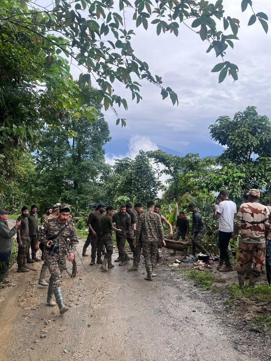 arunachaltimes_'s tweet photo. A road accident on 10 June on the #Migging_Tuting_Road, around 3 kilometres from Migging towards #Tuting in #UpperSiangDistrict, claimed three lives. Two seriously injured persons could not be evacuated to District Hospital #Yingkiong for medical treatment due to a #roadblockade. https://t.co/dLUJ2lGUVc