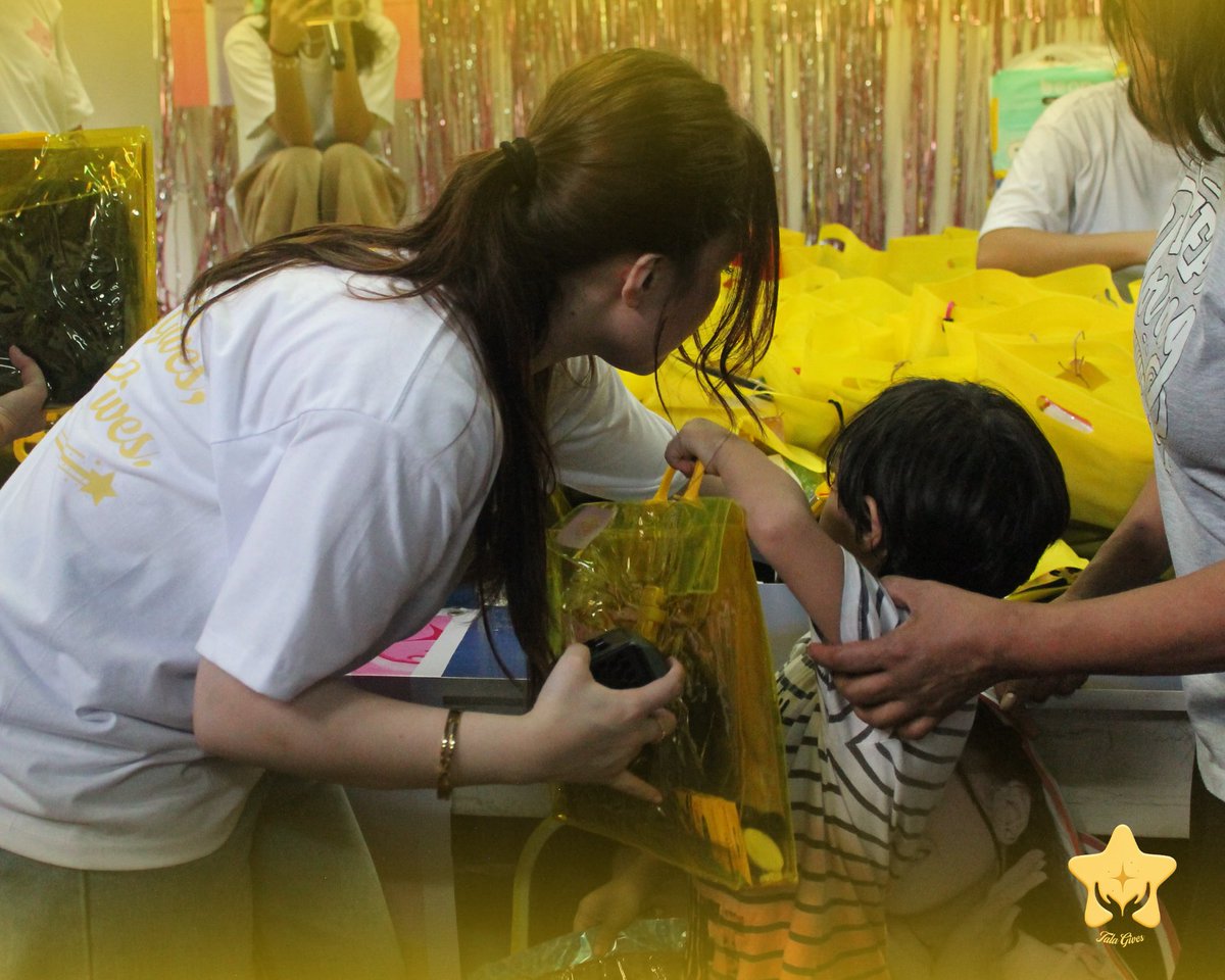 TalaGives_'s tweet photo. Perhaps the most beautiful part wasn’t the school supplies themselves, but the person handing them out.

Watching Tala personally give each child their baon and supplies, greeting them with warmth and genuine care, was a reminder that kindness always leaves a lasting impact. 

TALAGIVESaya BALIK ESKWELA
#TALIANShareHope