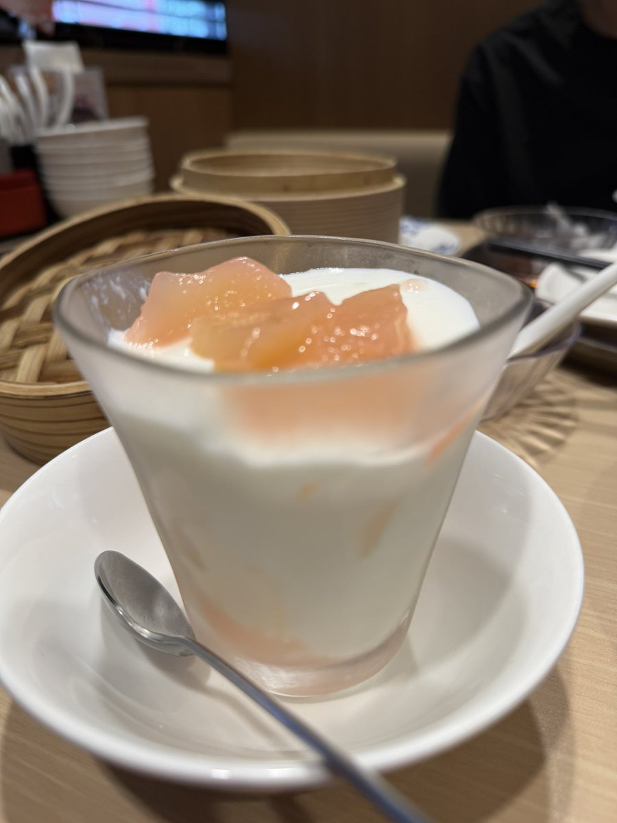 mmwr23's tweet photo. バーミャン！🍑

白桃アンニンバニラっていう杏仁豆腐のデザートがめちゃめちゃ美味しい！ https://t.co/kwygAJCMu7