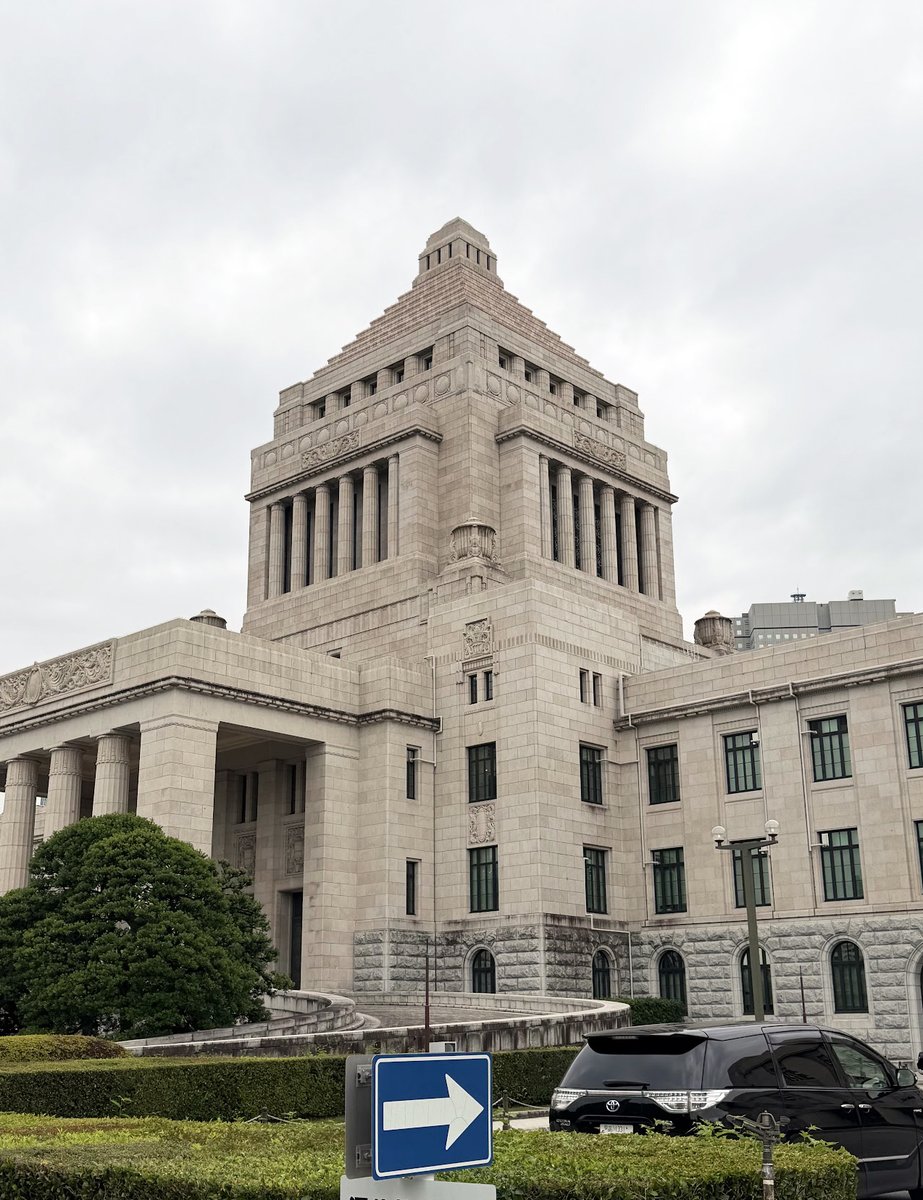 KenAkamatsu's tweet photo. 参議院は、国会終盤ほど忙しくなる。まだ法案や条約が半分弱も残っていて大変。
本日は、9:20から国対。10時から本会議。社会福祉法案の趣旨説明と、議了案件を3本採決。
12時からホルムズ海峡の勉強会。
14時から超党派MANGA議連の準備と勧誘。目標150名。
17時半から海洋科学技術振興議連の総会。 https://t.co/0Ywutqcekj