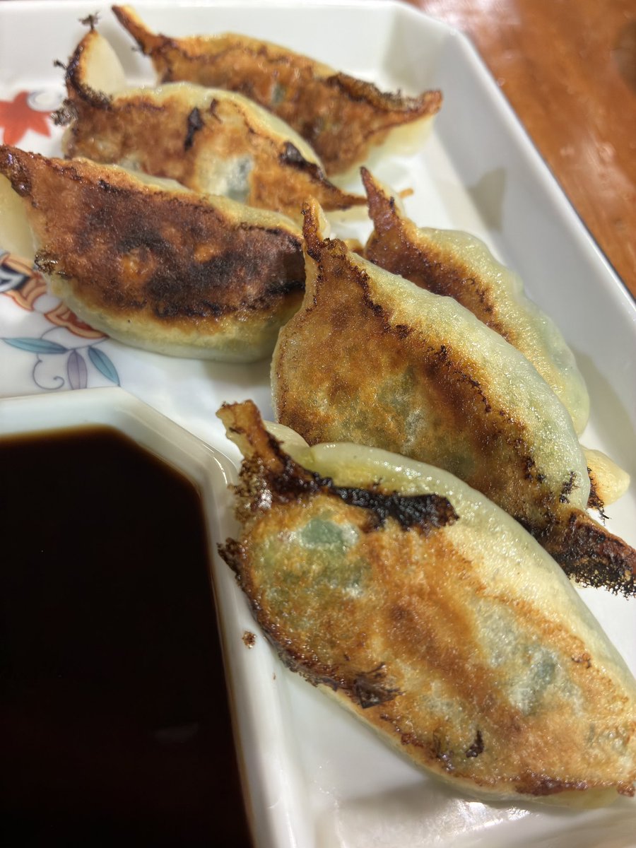 pi_ma85's tweet photo. 南大東島ダイビング1日目
今日の晩ごはんは昨日と同じろくさんへ。見慣れない豚ゴローというメニューにこれなに？と聞いた外国人スタッフさん料理で忙しい女将さんに聞きにいって、答えは豚、辛い、焼き！？でオーダー。素朴な味で美味しかった😋餃子はニラたっぷりの自家製🥟オリ生に合う🍺 https://t.co/OTJz7jkLi2