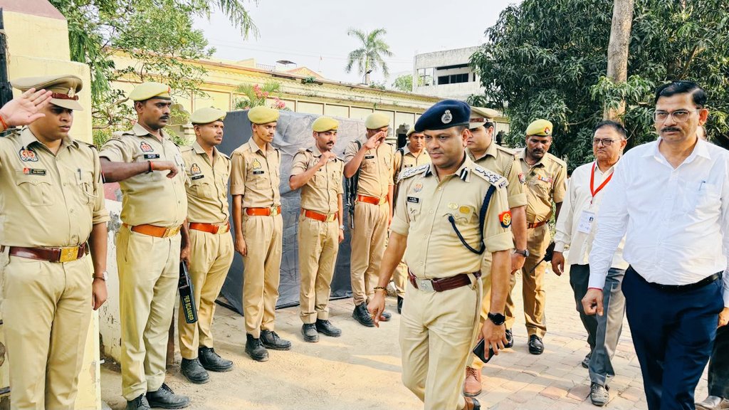 diggorakhpur's tweet photo. आज @upprpb द्वारा तीसरे दिन आयोजित आरक्षी नागरिक पुलिस एवं समकक्ष पदों की भर्ती परीक्षा-2025 के द्वितीय पाली में जनपद गोरखपुर के विभिन्न परीक्षा केंद्रों का निरीक्षण कर परीक्षा को पारदर्शी एवं सकुशल संपन्न कराने हेतु सम्बन्धित को आवश्यक निर्देश दिए गए। #upppolice https://t.co/woExeMOnUb