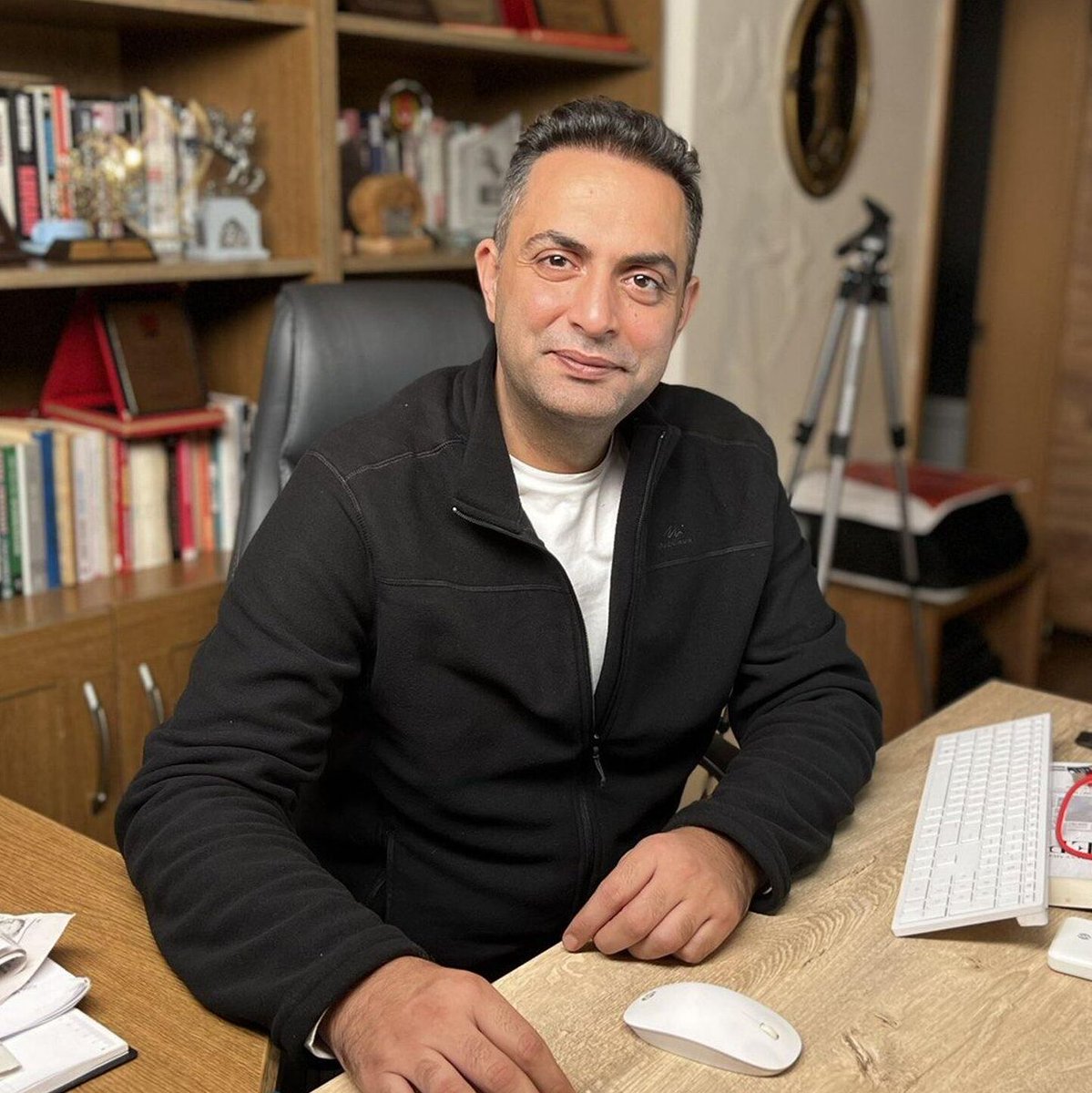 HaberKupur's tweet photo. Murat Ağırel'in Kıyafet Kumbaralarındaki Büyük Vurgun Anlatısı:

♦️ Biz millet olarak ihtiyaç sahiplerine ulaşsın diye kıyafet bağışlıyoruz.

♦️ Belediyelerin koyduğu kıyafet kumbaralarını görünce ben de bu yardımların muhtaç insanlara gittiğini sanıyordum.

♦️ Ama araştırınca gördüm ki bazı firmalar bu kıyafetleri ihtiyaç sahiplerine vermek yerine depolarda toplayıp yurt dışına satıyor.

♦️ Yani vatandaşın yardım niyetiyle verdiği malzemeler ticari bir kazanç kapısına dönüşüyor.

♦️ Üstelik Türkiye genelinde çok büyük bir ağ kurmuş durumdalar ve milyonlarca parça ürün topluyorlar.

♦️ Benim itiraz ettiğim nokta şu: Yardım amacıyla verilen bu eşyalar ihtiyaç sahiplerine ulaşmak yerine ticaretin konusu haline geliyor.